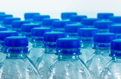 Varias botellas de agua en una planta de embotellado.