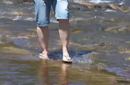 Turista disfrutando del Valle del Jerte