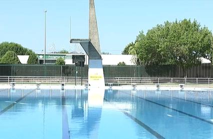 Últimos preparativos antes de la apertura de la piscina en Plasencia.