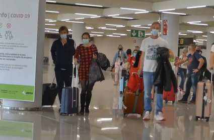 Imagen de viajeros en aeropuerto de Barajas