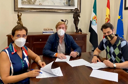 PP, C's y concejal no adscrito sellan pacto de investidura para Badajoz.