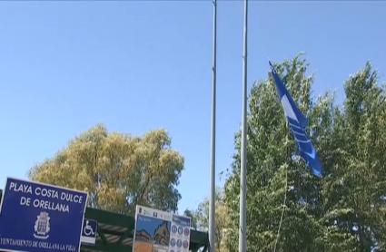 Izado de la bandera azul de la plaza de interior de Orellana la Vieja