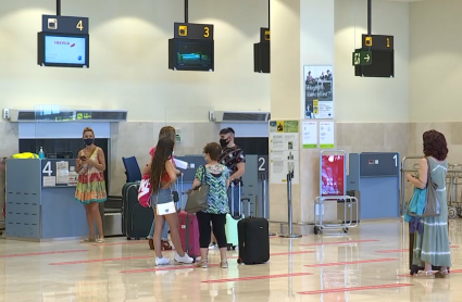 Pasajeros esperando para facturar en el Aeropuerto de Badajoz
