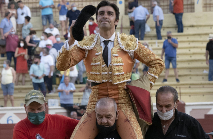 El diestro Miguel Ángel Perera sale por la puerta grande tras cortar dos orejas a su segundo toro en el primer festejo taurino de la Feria y Fiestas San Julián 2021, hoy sábado en Cuenca.