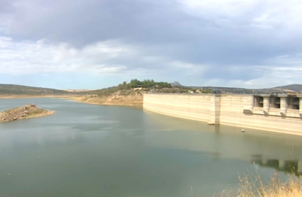 Presa del embalse de Alange, de la cuenca del Guadiana.