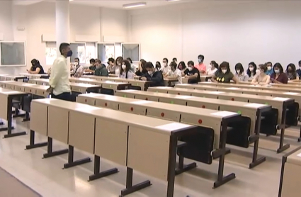La facultad de Ciencias Económicas y Empresariales de Badajoz ha sido una de las 160 sedes que en España han celebrado las oposiciones de Correos.