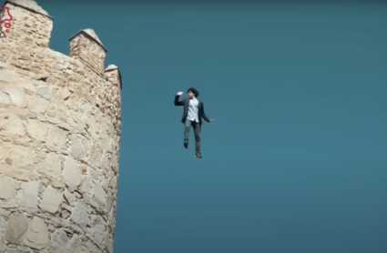Miguel de Lucas, 'volando' junto a la muralla de Ávila
