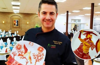 Ricardo Díaz posa con algunos de sus trabajos