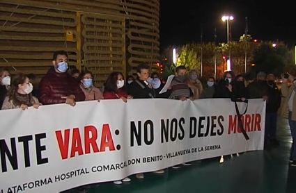 Protesta frente al Palacio de Congresos de Villanueva de la Serena