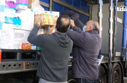 Entrega de los alimentos donados por los trabajadores de Pinto a los de Alburquerque