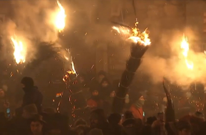 Escobones ardiendo en la Plaza Mayor de Jarandilla
