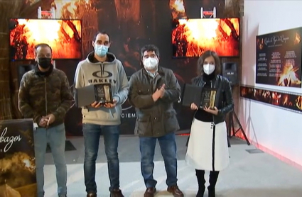 Los dos galardonados posan con el premio