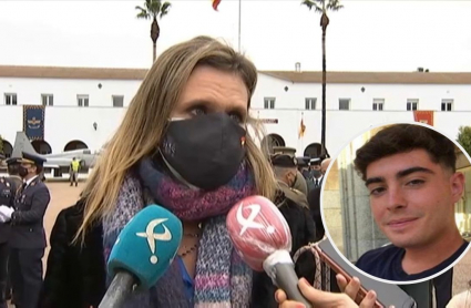 La delegada del Gobierno de Extremadura, atendiendo a la prensa