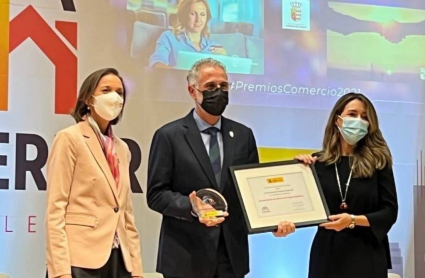 El alcalde de Herrera del Duque, Saturnino Alcázar, recibe el premio de manos de la ministra Reyes Maroto y la secretaria de Estado de Comercio.