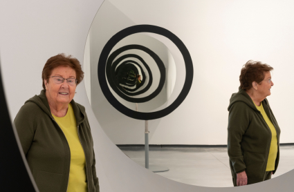 Helga de Alvear junto a una obra de Olafur Eliasson