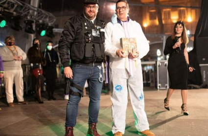 Antonio Rodríguez Osuna entregando el Premio Gabriel Aláez del Carnaval Romano 2022 a 'Los Cazurros Romanos'