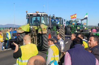 Agricultores accediendo a la rotonda donde comenzará la manifestación
