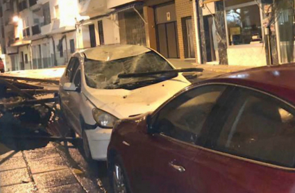 Vehículos golpeados por desprendimientos causados por el viento