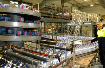 Interior de la planta embotelladora de Nestlé en Herrera del Duque
