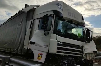 Accidente entre dos camiones en Alcuéscar