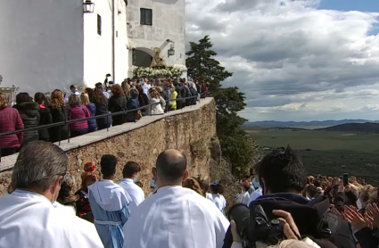 La Virgen de la Montaña a la salida de su santuario