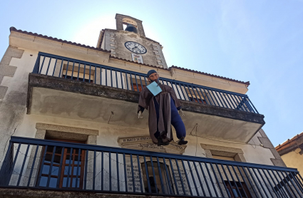 'Judas', colgado en el Ayuntamiento antes de su quema