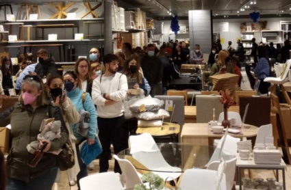 Colas en el interior de Jysk Badajoz el primer día de apertura
