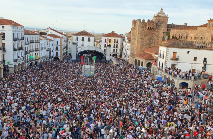 La Plaza Mayor de Cáceres, prácticamente llena a última hora de la tarde