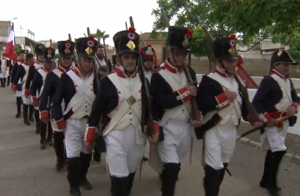 Soldados de las tropas francesas de Napoleón desfilando por La Albuera para recrear su Batalla.