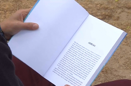 Persona leyendo un libro