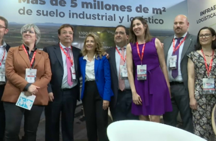 El presidente de la Junta de Extremadura y la ministra de Transportes, en el stand de la región en el Salón de la Logística de Barcelona.