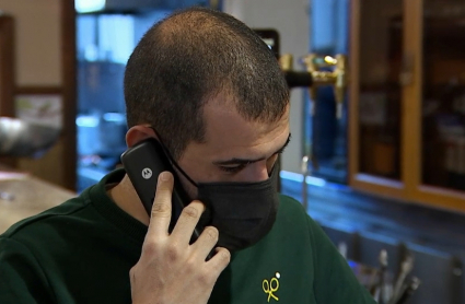 Hombre hablando por teléfono
