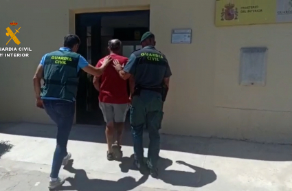 El detenido es escoltado por la Guardia Civil
