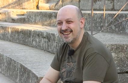 El polifacético Woody Aragón, mago de profesión y ahora director de teatro en Mérida