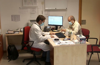 Médico de familia pasando consulta