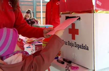 Niño entregando la carta de los Reyes Magos