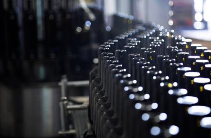 Botellas de vino en una bodega