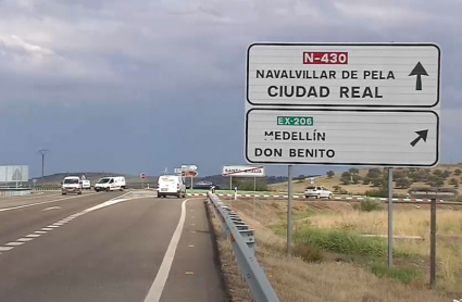 Cartel informativo en la carretera N-430