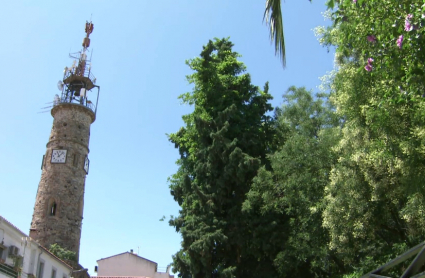 Torre del Trabajo de Cáceres con antenas de televisión