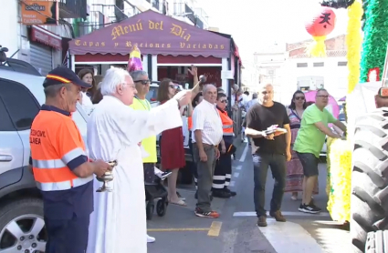 Sacerdote realizando la tradicional bendición de coches y carrozas en la romería de San Cristobal de Zalamea de la Serena