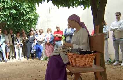 Actriz interpretando a judía sefardí en ruta turística teatralizada.