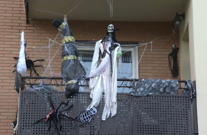 Balcón decorado para Halloween en Badajoz