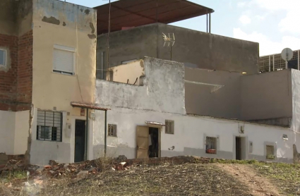 Solar abandonado y casas en ruinas en Cerro de Reyes