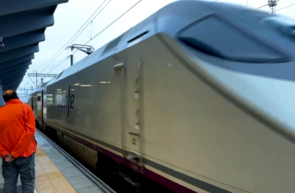 El Alvia entra en la estación de Mérida, en el primer servicio comercial con tracción eléctrica en la historia de Extremadura