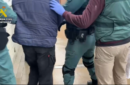 La Guardia Civil, durante la detención del autor confeso del crimen de Hinojal