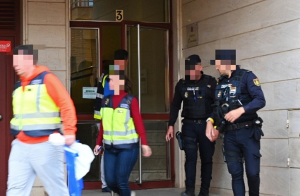 Agentes de la Policía Nacional abandonan el edificio en el que se ha producido el suceso