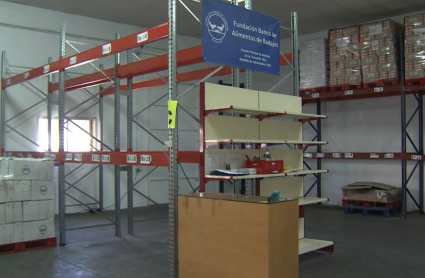 Interior del Banco de Alimentos de Badajoz con estanterías vacías