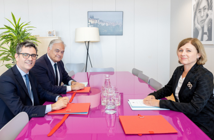 El ministro de Presidencia, Justicia y Relaciones con las Cortes, Félix Bolaños; el vicesecretario de Institucional del PP, Esteban González Pons, y la vicepresidenta de la Comisión Europea, Vera Jourová