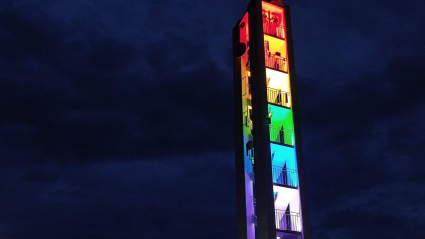 Así está iluminada desde hace días la torre de la iglesia de Vivares, en la provincia de Badajoz