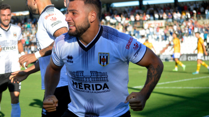 Carlos Cinta celebra el primer gol 22-23 del Mérida